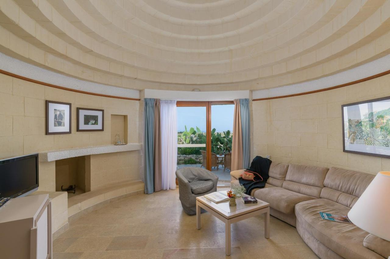 Hotel Ta' Cenc & Spa Sannat Exterior foto A living room in a suite at the Atlantis Paradise Island