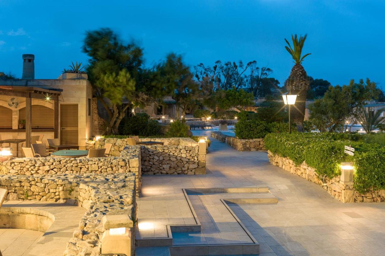 Hotel Ta' Cenc & Spa Sannat Exterior foto The resort at night