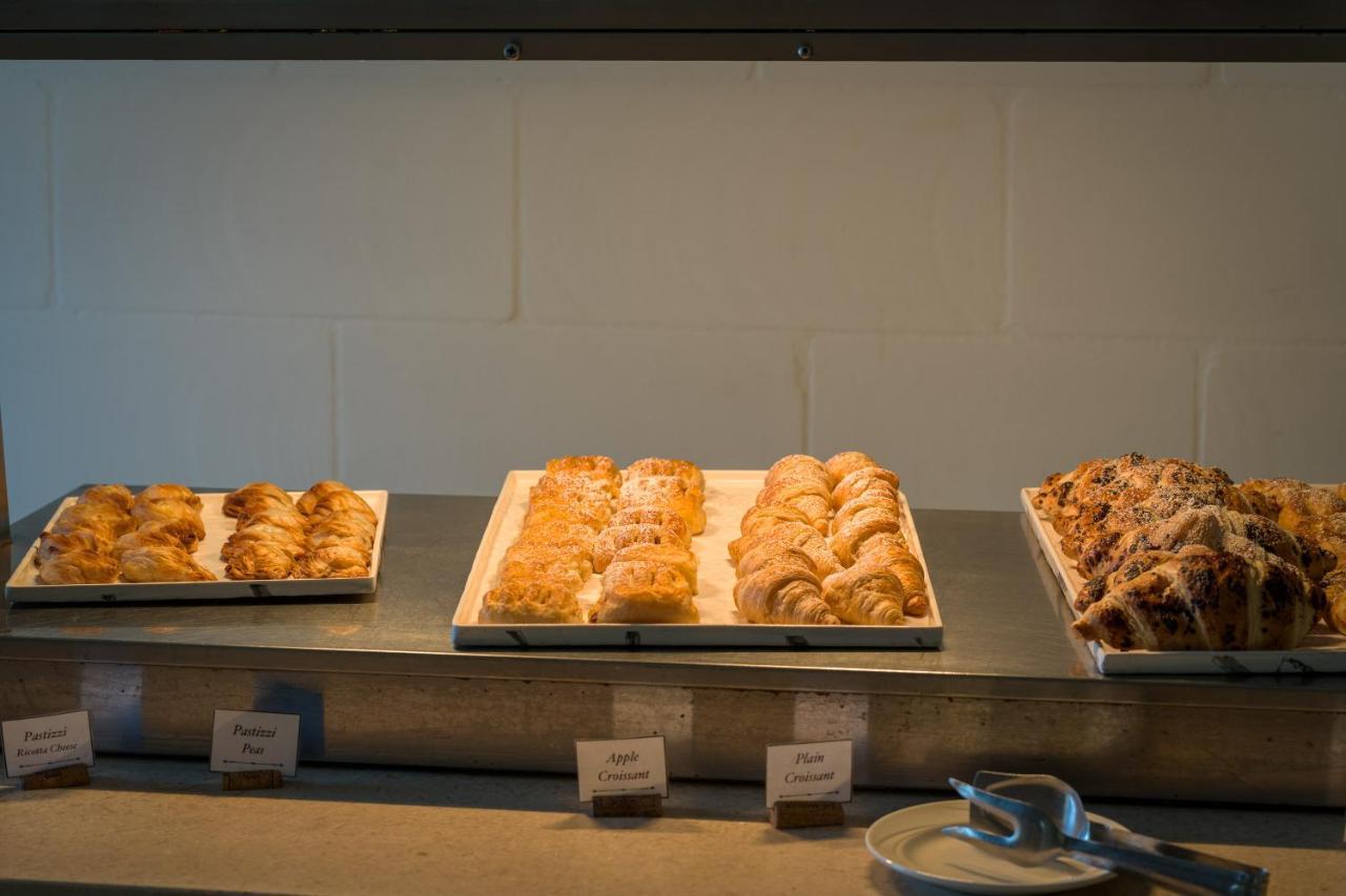 Hotel Ta' Cenc & Spa Sannat Exterior foto Baked goods at a buffet